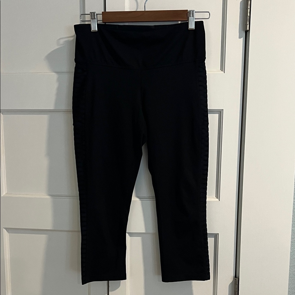 Brooks Black Capri Leggings with Side Texture - Women Pants & Jumpsuits